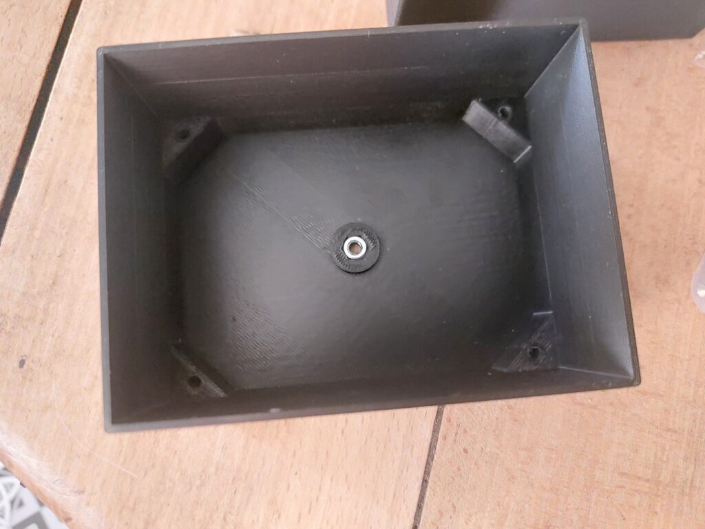 Vue intérieure du boîtier support imprimé en 3D, avec insert fileté laiton pour la fixation du capteur