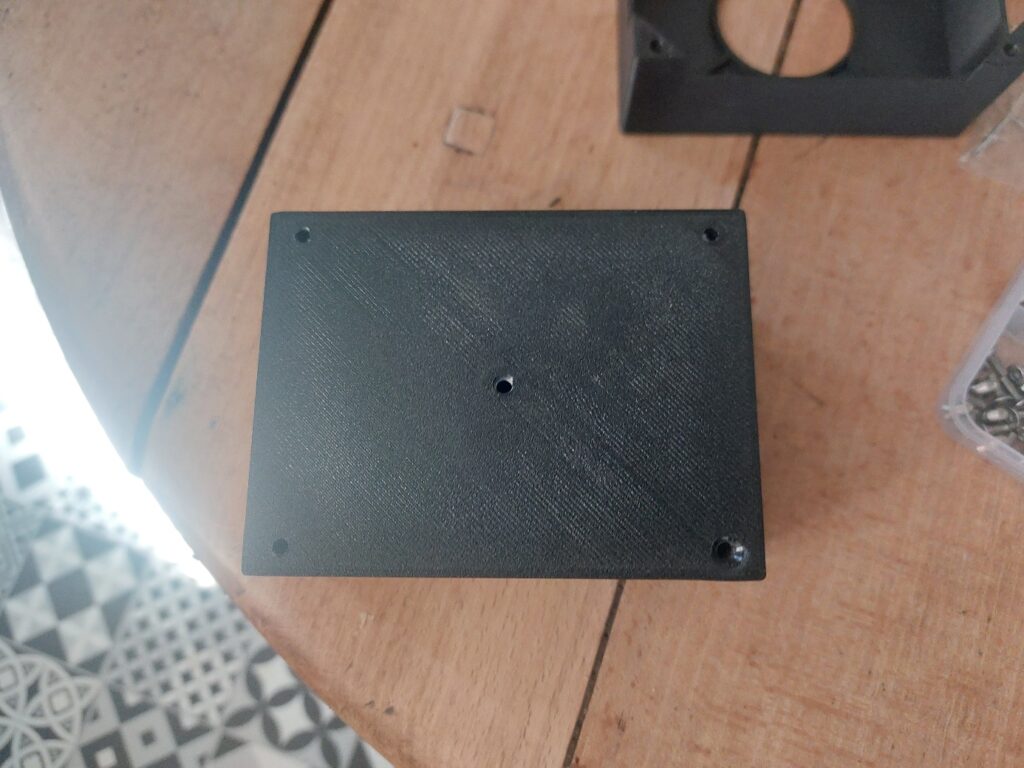 Face arrière du boîtier support imprimé en 3D, montrant ses quatre points de fixation