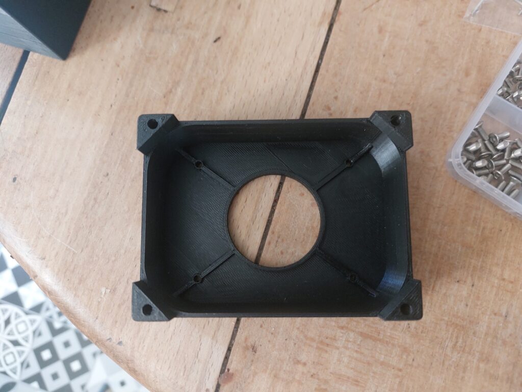 Cadre avant du boîtier imprimé en 3D, avec son ouverture centrale dimensionnée pour le nouveau capteur