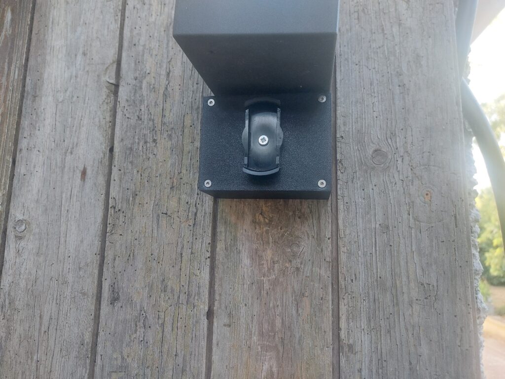 Boîtier support imprimé en 3D, fixé sur l’ancien support extérieur en bois, avant pose du capteur