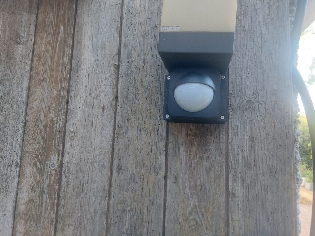 Capteur de mouvement connecté Philips Hue installé dans son boîtier imprimé en 3D, vue rapprochée