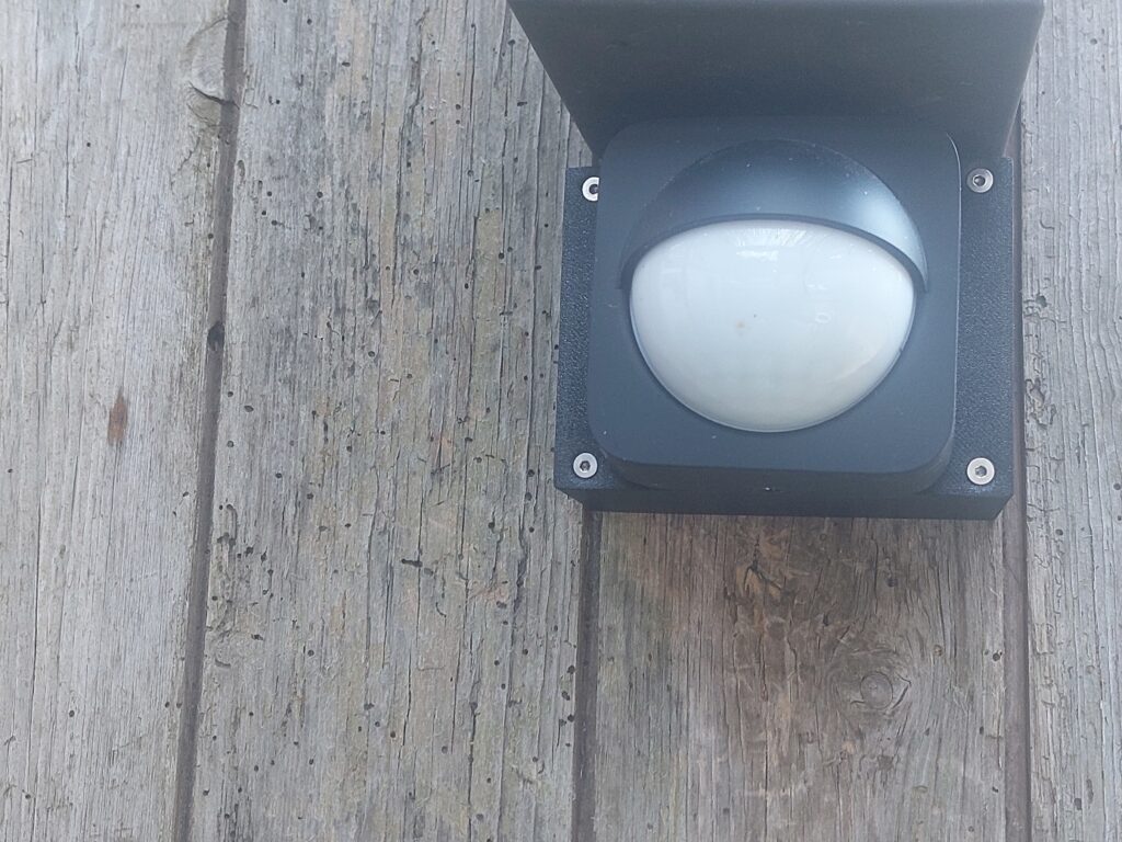 Vue d’ensemble du capteur Philips Hue intégré dans son boîtier imprimé en 3D, installé sur la façade