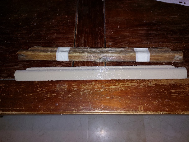 Comparaison côte à côte de la moulure en bois d’origine et de sa reproduction imprimée en 3D