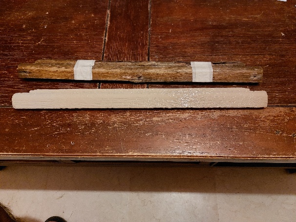 Vue de dessus comparant la moulure en bois d’origine et sa reproduction imprimée en 3D