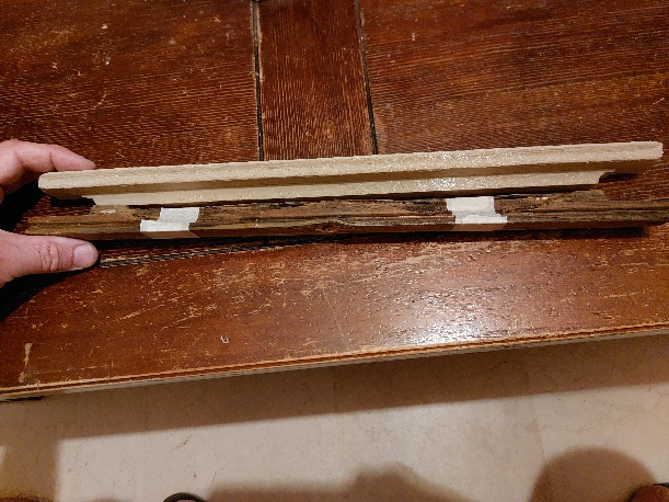 Mise en place et fixation de la moulure imprimée en 3D sur l’encadrement de la fenêtre
